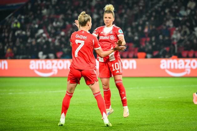 November 20, 2025, Paris, France, France: Linda DALLMANN of Bayern Munich celebrate his goal with Giulia GWINN of Bayern Munich during the UEFA Women s Champions League, League Phase MD4 match between Paris Saint-Germain and FC Bayern Munich at Parc des Princes Stadium on November 20, 2025 in Paris, France. Paris France - ZUMAm308 20251120_zsp_m308_005 Copyright: xMatthieuxMirvillex