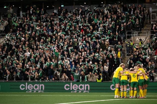 251120 Smilla Holmberg of Hammarby celebrates with team mates after 2 1 during the UEFA Women s Europa Cup football match between Hammarby and Ajax on November 20, 2025 in Stockholm Photo Emma Wallskog BILDBYRAN COP 320 EW0590 fotboll football soccer fotball europa cup hammarby ajax uefa womens europa cup dam bbeng jubel publik  Copyright: EMMAxWALLSKOG BB251120EW108