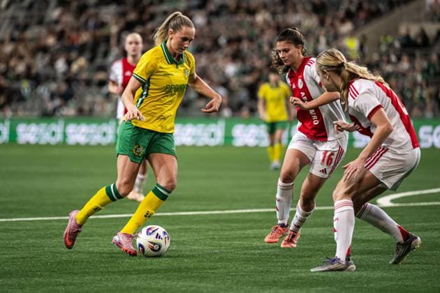 251120 Ellen Wangerheim of Hammarby and Danique Noordman of Ajax during the UEFA Women s Europa Cup football match between Hammarby and Ajax on November 20, 2025 in Stockholm Photo Emma Wallskog BILDBYRAN COP 320 EW0590 fotboll football soccer fotball europa cup hammarby ajax uefa womens europa cup dam bbeng  Copyright: EMMAxWALLSKOG BB251120EW109
