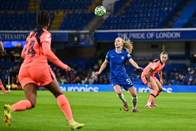 Aggie Beever-Jones (33 Chelsea) in action during the UEFA Women s Champions League match between Chelsea FC and FC Barcelona, Barca at Stamford Bridge on November 20th, 2025 in London, England. Copyright: xYaroslavxDunkax xSPPx Sportspressphoto_SPR64220