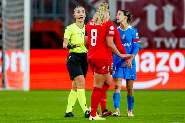 referee Emanuela Rusta in discusion with Danique van Ginkel of FC Twente FC Twente v Club Atletico de Madrid, UEFA Women s Champions League 2025 26 League Phase MD4, FC Twente v Club Atletico de Madrid, FC Twente Stadion, November 20, 2025, Enschede, Netherlands.