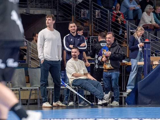 Handball, Men, Season 2025 2026, Champions League Group A, Matchday 8 , Füchse Berlin Sporting CP, f l Lukas Herburger Füchse Berlin , Fabian Wiede Füchse Berlin with crutches, Nejc Cehte Füchse Berlin , Managing Director Bob Hanning Füchse Berlin , 20 11 2025, Copyright: xSebastianxRäppold MatthiasxKochx