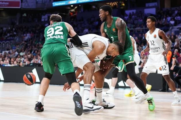 November 20, 2025, Madrid, Madrid, SPAIN: Edgaras Ulanovas of Zalgiris Kaunas, Walter Samuel Tavares da Veiga of Real Madrid and Moses Wright of Zalgiris Kaunas in action during the Turkish Airlines EuroLeague Regular Season Round 12 match between Real Madrid and Zalgiris Kaunas at Movistar Arena on November 20, 2025 in Madrid, Spain. Madrid SPAIN - ZUMAa181 20251120_zaa_a181_128 Copyright: xIrinaxR.xHipolitox