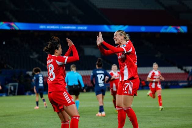 Momoko Tanikawa of Bayern Munchen celebrates with teammates after scoring her team s second goal during the UEFA Womens Champions League game between Paris Saint-Germain and FC Bayern Munich at Parc des Princes in Paris, France. Copyright: xPaulinexFIGUETx xSPPx Sportspressphoto_SPR64231