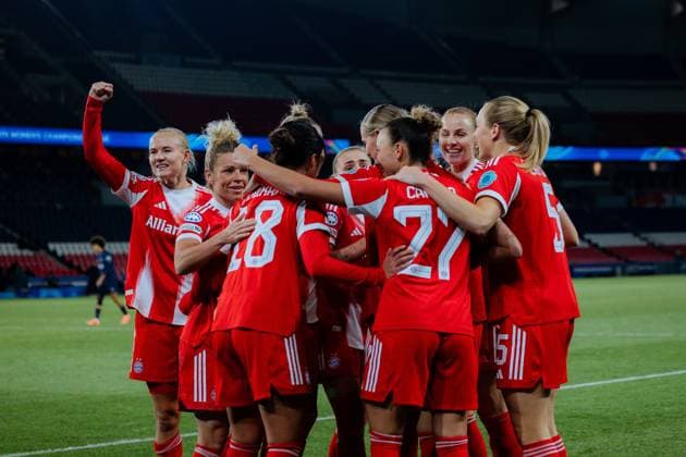 Momoko Tanikawa of Bayern Munchen celebrates with teammates after scoring her team s second goal during the UEFA Womens Champions League game between Paris Saint-Germain and FC Bayern Munich at Parc des Princes in Paris, France. Copyright: xPaulinexFIGUETx xSPPx Sportspressphoto_SPR64235