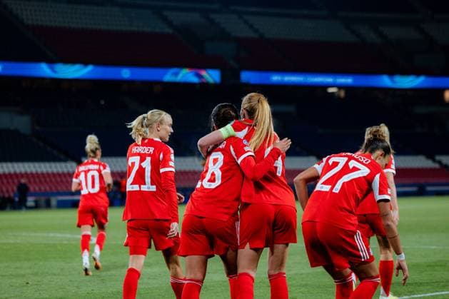 Momoko Tanikawa of Bayern Munchen celebrates with teammates after scoring her team s second goal during the UEFA Womens Champions League game between Paris Saint-Germain and FC Bayern Munich at Parc des Princes in Paris, France. Copyright: xPaulinexFIGUETx xSPPx Sportspressphoto_SPR64237