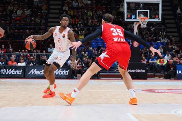 Antonio Blakeney (Hapoel IBI Tel Aviv) &amp; Leonardo Tote (EA7 Emporio Armani Olimpia Milano) during Olimpia Milano vs Hapoel Tel Aviv, Basketball Euroleague match in Assago (MI), Italy, November 20 2025  Copyright: xSavinoxPaolella IPAxSportx xipa-agency.netx xx IPA_68182867 IPA_Agency_IPA68182867