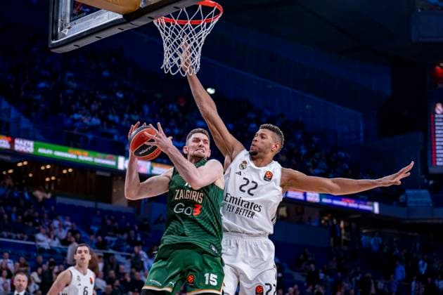 Real Madrid v Zalgiris Kaunas - Euroleague 2025 2026 Walter Tavares of Real Madrid (R) in action against Laurynas Birutis of Zalgiris Kaunas (L) during the EuroLeague Regular Season Round 12 match between Real Madrid and Zalgiris Kaunas at Movistar Arena on November 20, 2025 in Madrid, Spain. Madrid Movistar Arena Madrid Spain Copyright: xAlbertoxGardinx AGardin_20251120_Basket_Euro_ReaMad_Zal_0328