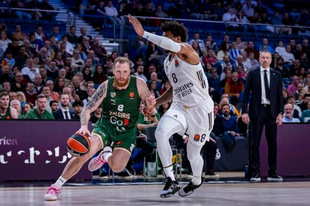 Real Madrid v Zalgiris Kaunas - Euroleague 2025 2026 Ignas Brazdeikis of Zalgiris Kaunas (L) is in action with the ball during the EuroLeague Regular Season Round 12 match between Real Madrid and Zalgiris Kaunas at Movistar Arena on November 20, 2025 in Madrid, Spain. Madrid Movistar Arena Madrid Spain Copyright: xAlbertoxGardinx AGardin_20251120_Basket_Euro_ReaMad_Zal_0334