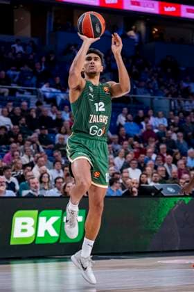 Real Madrid v Zalgiris Kaunas - Euroleague 2025 2026 Maodo Lo of Zalgiris Kaunas shoots the ball during the EuroLeague Regular Season Round 12 match between Real Madrid and Zalgiris Kaunas at Movistar Arena on November 20, 2025 in Madrid, Spain. Madrid Movistar Arena Madrid Spain Copyright: xAlbertoxGardinx AGardin_20251120_Basket_Euro_ReaMad_Zal_0335