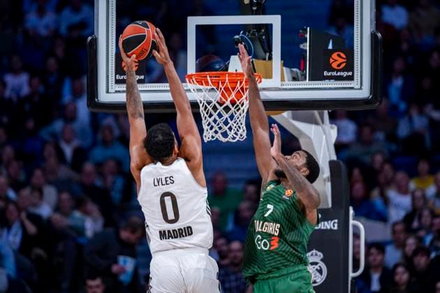 Real Madrid v Zalgiris Kaunas - Euroleague 2025 2026 Trey Lyles of Real Madrid (R) in action with the ball defended by Moses Wright of Zalgiris Kaunas (R) during the EuroLeague Regular Season Round 12 match between Real Madrid and Zalgiris Kaunas at Movistar Arena on November 20, 2025 in Madrid, Spain. Madrid Movistar Arena Madrid Spain Copyright: xAlbertoxGardinx AGardin_20251120_Basket_Euro_ReaMad_Zal_0342
