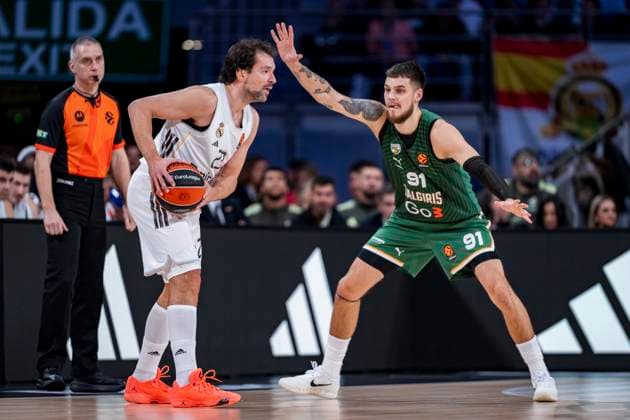 Real Madrid v Zalgiris Kaunas - Euroleague 2025 2026 Sergio Llull of Real Madrid (L) is in action with the ball defended by Deividas Sirvydis of Zalgiris Kaunas (R) during the EuroLeague Regular Season Round 12 match between Real Madrid and Zalgiris Kaunas at Movistar Arena on November 20, 2025 in Madrid, Spain. Madrid Movistar Arena Madrid Spain Copyright: xAlbertoxGardinx AGardin_20251120_Basket_Euro_ReaMad_Zal_0344