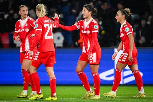 November 20, 2025, Paris, France, France: Momoko TANIKAWA of Bayern Munich celebrate his goal with teammates during the UEFA Women s Champions League, League Phase MD4 match between Paris Saint-Germain and FC Bayern Munich at Parc des Princes Stadium on November 20, 2025 in Paris, France. Paris France - ZUMAm308 20251120_zsp_m308_008 Copyright: xMatthieuxMirvillex