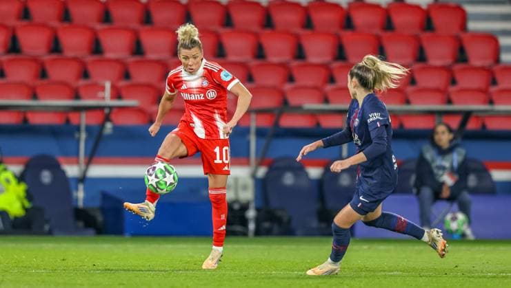 FRA, Paris, Paris St Germain vs FC Bayern Munich, Women s Champions League, UEFA, Season 2526, Parc des Princes, Matchday 4 pictured from l n r Linda Dallmann Bayern Munich 10 , Olga Carmona Paris Saint Germain 77 DFB DFL REGULATIONS PROHIBIT ANY USE OF PHOTOGRAPHS AS IMAGE SEQUENCES AND OR QUASI VIDEO, 20 11 2025 Copyright: HMBxMedia HendrikxHamelau