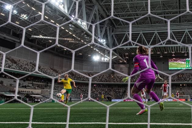 251120 Smilla Holmberg of Hammarby scores 2 1 behind goalkeeper Regina van Eijk of Ajax during the UEFA Women s Europa Cup football match between Hammarby and Ajax on November 20, 2025 in Stockholm Photo Emma Wallskog BILDBYRAN COP 320 EW0590 fotboll football soccer fotball europa cup hammarby ajax uefa womens europa cup dam bbeng  Copyright: EMMAxWALLSKOG BB251120EW116