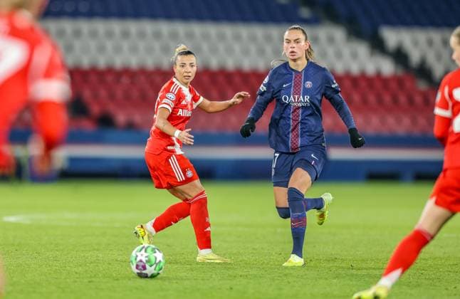 FRA, Paris, Paris St Germain vs FC Bayern Munich, Women s Champions League, UEFA, Season 2526, Parc des Princes, Matchday 4 pictured from l n r Arianna Caruso Bayern Munich 27 , RomÃ e Leuchter Paris Saint Germain 17 DFB DFL REGULATIONS PROHIBIT ANY USE OF PHOTOGRAPHS AS IMAGE SEQUENCES AND OR QUASI VIDEO, 20 11 2025 Copyright: HMBxMedia HendrikxHamelau