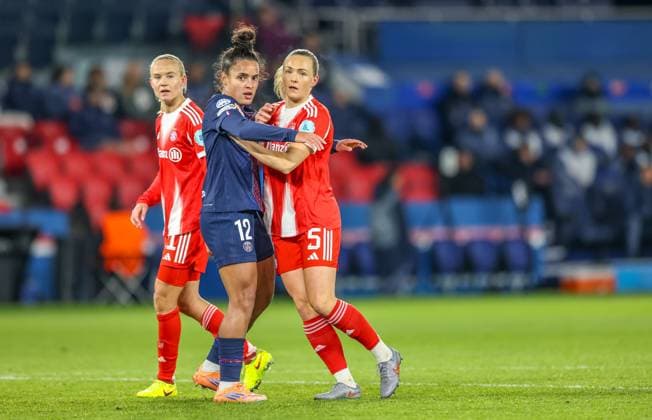 FRA, Paris, Paris St Germain vs FC Bayern Munich, Women s Champions League, UEFA, Season 2526, Parc des Princes, 4 Matchday in picture f l n r Isabela Chagas Paris Saint Germain 12 , Magdalena Eriksson Bayern Munich 5 DFB DFL REGULATIONS PROHIBIT ANY USE OF PHOTOGRAPHS AS IMAGE SEQUENCES AND OR QUASI VIDEO, 20 11 2025 Copyright: HMBxMedia HendrikxHamelau
