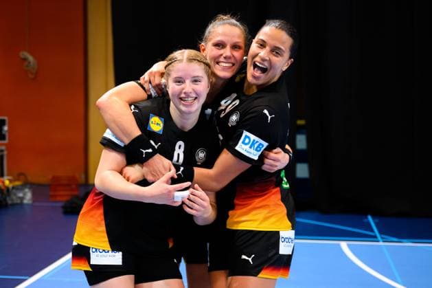 Handball, Womens national match Switzerland Germany Nina Engel Germany , Xenia Smits Germany , Aimee von Pereira Germany Final cheer Final cheer Emotion Joy St Gallen Kreuzbleiche Switzerland
