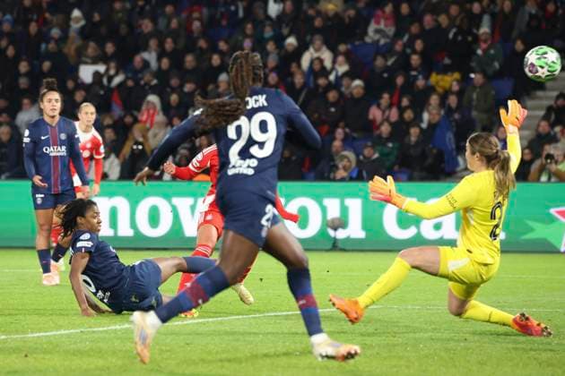 FOOTBALL FEMININ : Paris Saint Germain Vs Bayern Munich - Ligue des Champions - 20 11 2025 But de Momoko Tanikawa (Bayern Munich) ParisFrance  Copyright: xMichaelxBaucherx