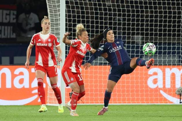 FOOTBALL FEMININ : Paris Saint Germain Vs Bayern Munich - Ligue des Champions - 20 11 2025 Sakina Karchaoui (Paris Saint Germain) Vs Linda Dallmann (Bayern Munich) ParisFrance  Copyright: xMichaelxBaucherx
