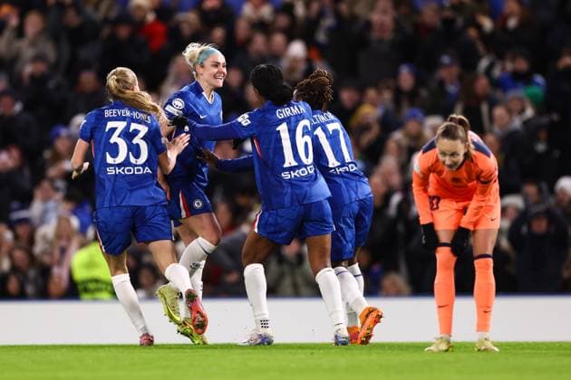 Chelsea gegen Barcelona 20. November 2025, London UEFA Womens Champions League Chelsea gegen Barcelona Ellie Carpenter von Chelsea feiert ihr erstes Tor mit ihren Mannschaftskameraden Foto Jacques Feeney Offside London UK  Copyright: xJacquesxFeeneyx xOffsidexOffside