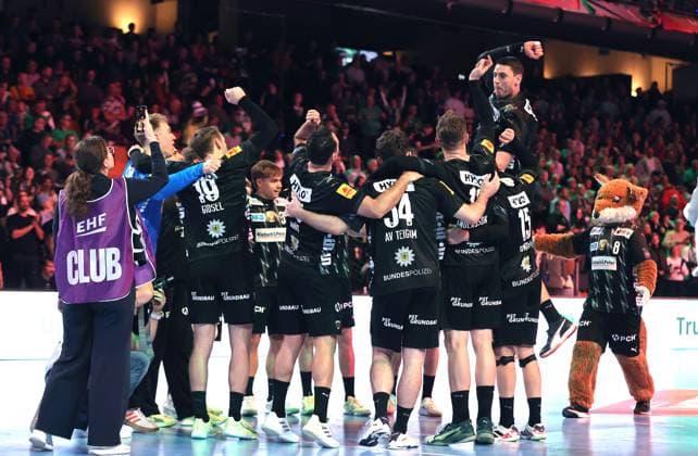 Füchse team cheers after the end of the match Joy Emotion Cheers Sport Handball CL Champions League Champions League Men 8 Matchday Season 2025 2026 20 11 2025 Füchse Berlin vs Sporting CP Lisbon LCP at the Max Schmeling Halle