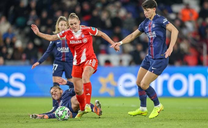 FRA, Paris, Paris St Germain vs FC Bayern Munich, Women s Champions League, UEFA, Season 2526, Parc des Princes, Matchday 4 pictured from l n r Isabela Chagas Paris Saint Germain 12 , Georgia Stanway Bayern Munich 31 , Elisa De Almeida Paris Saint Germain 5 DFB DFL REGULATIONS PROHIBIT ANY USE OF PHOTOGRAPHS AS IMAGE SEQUENCES AND OR QUASI VIDEO, 20 11 2025 Copyright: HMBxMedia HendrikxHamelau