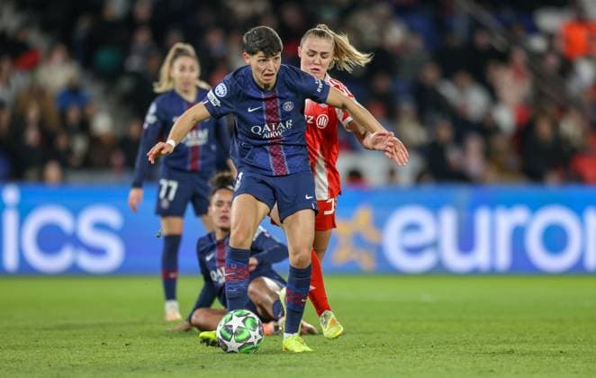FRA, Paris, Paris St Germain vs FC Bayern Munich, Women s Champions League, UEFA, Season 2526, Parc des Princes, Matchday 4 pictured from l n r Isabela Chagas Paris Saint Germain 12 , Georgia Stanway Bayern Munich 31 , Elisa De Almeida Paris Saint Germain 5 DFB DFL REGULATIONS PROHIBIT ANY USE OF PHOTOGRAPHS AS IMAGE SEQUENCES AND OR QUASI VIDEO, 20 11 2025 Copyright: HMBxMedia HendrikxHamelau