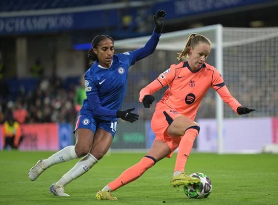 Chelsea Women v FC Barcelona, Barca Women UEFA Womens Champions League Naomi Girma of Chelsea Women and Caroline Graham Hansen of Barcelona Women battle for the ball during the UEFA Womens Champions League match at Stamford Bridge, London UK Newspapers OUT Copyright: xNigelxBramleyx FIL-22524-0040