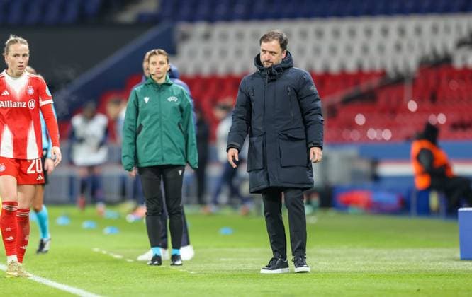 FRA, Paris, Paris St Germain vs FC Bayern Munich, Women s Champions League, UEFA, Season 2526, Parc des Princes, Matchday 4 in picture JosÃ Barcala Coach Bayern Munich DFB DFL REGULATIONS PROHIBIT ANY USE OF PHOTOGRAPHS AS IMAGE SEQUENCES AND OR QUASI VIDEO, 20 11 2025 Copyright: HMBxMedia HendrikxHamelau
