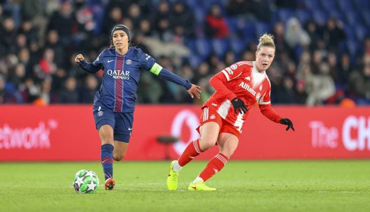 uFRA, Paris, Paris St Germain vs FC Bayern Munich, Women s Champions League, UEFA, Season 2526, Parc des Princes, Matchday 4 pictured f l n r Sakina Karchaoui Paris Saint Germain 7 , Alara Åžehitler Bayern Munich 14 DFB DFL REGULATIONS PROHIBIT ANY USE OF PHOTOGRAPHS AS IMAGE SEQUENCES AND OR QUASI VIDEO, 20 11 2025 Copyright: HMBxMedia HendrikxHamelau