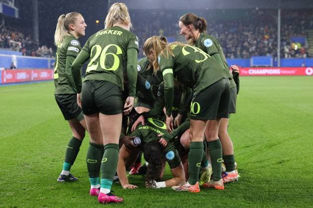 251020 UWCL OH Leuven vs AS Roma OHL players celebrating the goal of Jada Conijnenberg (9) of OH Leuven from penalty (1-1) during the soccer match between OH Leuven (BEL) and AS Roma (ITA), league phase match day 4, 2025-2026 season of UEFA Womens Champions League , on Thursday 20 November 2025 in LEUVEN , Belgium . PHOTO SPORTPIX Sevil Oktem LEUVEN DEN DREEF Vlaams-Brabant Belgium  Copyright: xSportpix.bex xSevilxOktemxSevilxOktemx