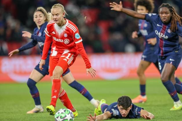 FRA, Paris, Paris St Germain vs FC Bayern Munich, Women s Champions League, UEFA, Season 2526, Parc des Princes, Matchday 4 pictured f l n r Pernille Harder Bayern Munich 21 , Elisa De Almeida Paris Saint Germain 5 DFB DFL REGULATIONS PROHIBIT ANY USE OF PHOTOGRAPHS AS IMAGE SEQUENCES AND OR QUASI VIDEO, 20 11 2025 Copyright: HMBxMedia HendrikxHamelau