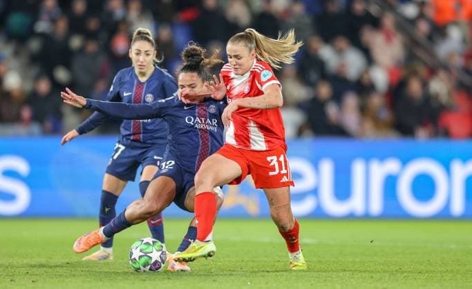 FRA, Paris, Paris St Germain vs FC Bayern Munich, Women s Champions League, UEFA, Season 2526, Parc des Princes, Matchday 4 pictured f l n r Isabela Chagas Paris Saint Germain 12 , Georgia Stanway Bayern Munich 31 DFB DFL REGULATIONS PROHIBIT ANY USE OF PHOTOGRAPHS AS IMAGE SEQUENCES AND OR QUASI VIDEO, 20 11 2025 Copyright: HMBxMedia HendrikxHamelau
