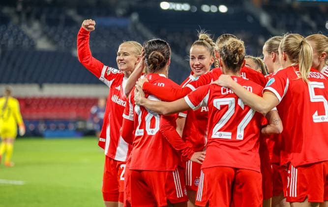 FRA, Paris, Paris St Germain vs FC Bayern Munich, Women s Champions League, UEFA, Season 2526, Parc des Princes, Matchday 4 in picture Goal and celebration, Momoko Tanikawa Bayern Munich 18 , scores the 2 1 for Bayern DFB DFL REGULATIONS PROHIBIT ANY USE OF PHOTOGRAPHS AS IMAGE SEQUENCES AND OR QUASI VIDEO, 20 11 2025 Copyright: HMBxMedia HendrikxHamelau