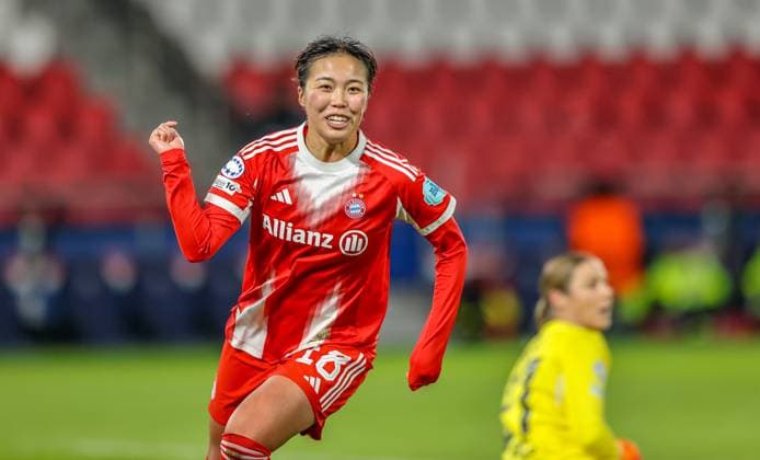FRA, Paris, Paris St Germain vs FC Bayern Munich, Women s Champions League, UEFA, Season 2526, Parc des Princes, Matchday 4 in picture Goal and celebration, Momoko Tanikawa Bayern Munich 18 , scores the 2 1 for Bayern DFB DFL REGULATIONS PROHIBIT ANY USE OF PHOTOGRAPHS AS IMAGE SEQUENCES AND OR QUASI VIDEO, 20 11 2025 Copyright: HMBxMedia HendrikxHamelau