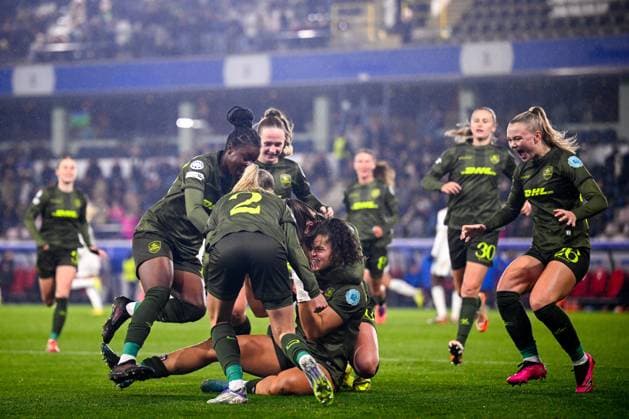 OH Leuven v AS Roma - UEFA Women s Champions League LEUVEN, BELGIUM - NOVEMBER 20 : Conijnenberg Jada forward of OH Leuven celebrates with the team of OH Leuven after scoring a goal to make it 1-1 during the UEFA Women s Champions League 2025 26 League Phase MD4 match between OH Leuven and AS Roma on November 20, 2025 in Leuven, Belgium, 20 11 2025  Copyright: xTomasxSiskx
