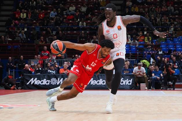 Armoni Brooks (EA7 Emporio Armani Olimpia Milano) &amp; Johnathan Motley (Hapoel IBI Tel Aviv) during Olimpia Milano vs Hapoel Tel Aviv, Basketball Euroleague match in Assago (MI), Italy, November 20 2025  Copyright: xSavinoxPaolella IPAxSportx xipa-agency.netx xx IPA_68184837 IPA_Agency_IPA68184837