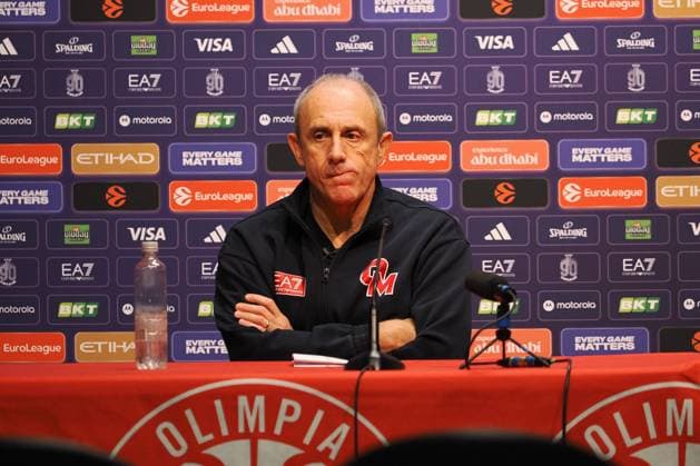 Ettore Messina, head coach EA7 Emporio Armani Olimpia Milano during Olimpia Milano vs Hapoel Tel Aviv, Basketball Euroleague match in Assago (MI), Italy, November 20 2025  Copyright: xSavinoxPaolella IPAxSportx xipa-agency.netx xx IPA_68184962 IPA_Agency_IPA68184962