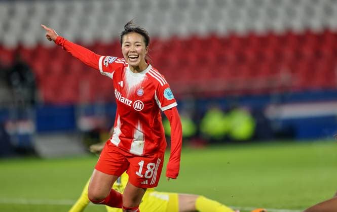 FRA, Paris, Paris St Germain vs FC Bayern Munich, Women s Champions League, UEFA, Season 2526, Parc des Princes, Matchday 4 in picture Goal and celebration, Momoko Tanikawa Bayern Munich 18 , scores the 2 1 for Bayern DFB DFL REGULATIONS PROHIBIT ANY USE OF PHOTOGRAPHS AS IMAGE SEQUENCES AND OR QUASI VIDEO, 20 11 2025 Copyright: HMBxMedia HendrikxHamelau