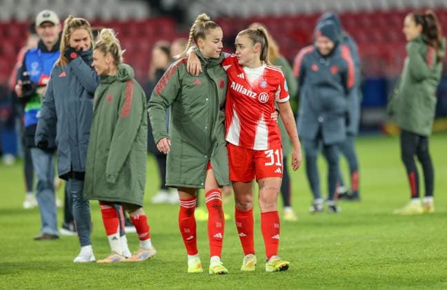 FRA, Paris, Paris St Germain vs FC Bayern Munich, Women s Champions League, UEFA, Season 2526, Parc des Princes, Matchday 4 in the picture Joy at Bayern Women after the victory, Giulia Gwinn Bayern Munich 7 and Georgia Stanway Bayern Munich 31 DFB DFL REGULATIONS PROHIBIT ANY USE OF PHOTOGRAPHS AS IMAGE SEQUENCES AND OR QUASI VIDEO, 20 11 2025 Copyright: HMBxMedia HendrikxHamelau