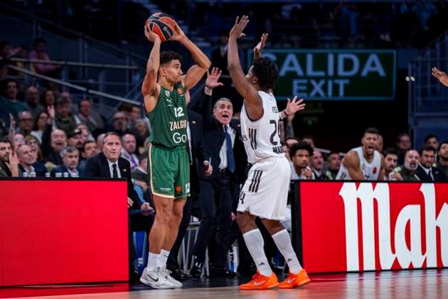 Real Madrid v Zalgiris Kaunas - Euroleague 2025 2026 Maodo Lo of Zalgiris Kaunas (L) while Sergio Scariolo (R), head coach of Real Madrid, is seen protesting during the EuroLeague Regular Season Round 12 match between Real Madrid and Zalgiris Kaunas at Movistar Arena on November 20, 2025 in Madrid, Spain. Madrid Movistar Arena Madrid Spain Copyright: xAlbertoxGardinx AGardin_20251120_Basket_Euro_ReaMad_Zal_0526