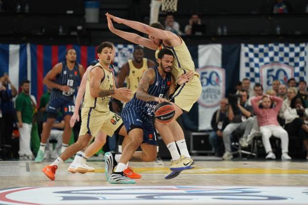 ISTANBUL, TURKEY - NOVEMBER 20: Nick Weiler Babb (8 ) of Anadolu Efes Istanbul and Nicolas Laprovittola (20) , Joel Parra (44) of FC Barcelona, Barca in action during the EuroLeague Regular Season Round 12 match between Anadolu Efes Istanbul and FC Barcelona at Turkcell Basketball Development Center on November 20, 2025 in Istanbul, Turkey. Istanbul Turkey Copyright: xSeskimphotox AEfes-Barca-201125 (69)