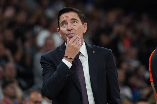 ISTANBUL, TURKEY - NOVEMBER 20: Head Coach Xavi Pascual of FC Barcelona, Barca during the EuroLeague Regular Season Round 12 match between Anadolu Efes Istanbul and FC Barcelona at Turkcell Basketball Development Center on November 20, 2025 in Istanbul, Turkey. Istanbul Turkey Copyright: xSeskimphotox AEfes-Barca-201125 (71)