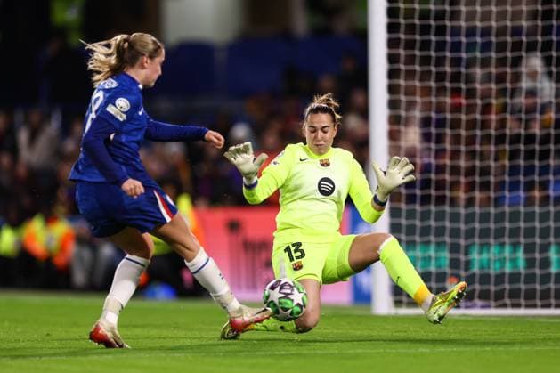Chelsea gegen Barcelona 20. November 2025, London UEFA Womens Champions League Chelsea gegen Barcelona Barcelona-Torhüterin Cata Coll pariert einen Schuss von Wieke Kaptein von Chelsea Foto Jacques Feeney Offside London UK  Copyright: xJacquesxFeeneyx xOffsidexOffside