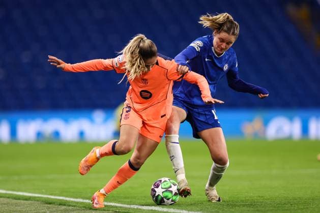 Chelsea gegen Barcelona 20. November 2025, London UEFA Womens Champions League Chelsea gegen Barcelona Laia Aleixandri von Barcelona und Wieke Kaptein von Chelsea Foto Jacques Feeney Abseits London UK  Copyright: xJacquesxFeeneyx xOffsidexOffside
