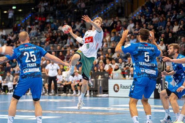 Handball I Men I Season 2025 2026 I Bundesliga I 13 Matchday I TVB Stuttgart GWD Minden I 20 11 2025 Morten Hempel Jensen 9, GWD Minden in the throw Stuttgart Porsche Arena Baden Württemberg Germany Copyright: xLobeca MaxxPetershansx