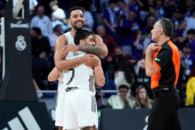 REAL MADRID v ZALGIRIS KAUNAS. EUROLEAGUE 2025 2026. REGULAR SEASON. ROUND 12. Real Madrid s Try Lyles (l) and Facundo Campazzo celebrate the victory in Euroleague Regular Season Round 12 match. November 20, 2025. (ALTERPHOTOS Acero) MadridSpain  Copyright: xAcerox