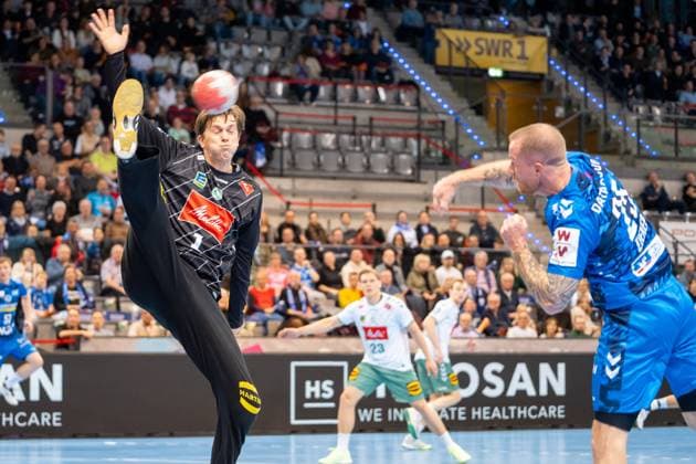 Handball I Men I Season 2025 2026 I Bundesliga I 13 Matchday I TVB Stuttgart GWD Minden I 20 11 2025 Malte Semisch 1, GWD Minden in goal on a throw by Patrick Zieker 25, TVB Stuttgart Stuttgart Porsche Arena Baden Württemberg Germany Copyright: xLobeca MaxxPetershansx