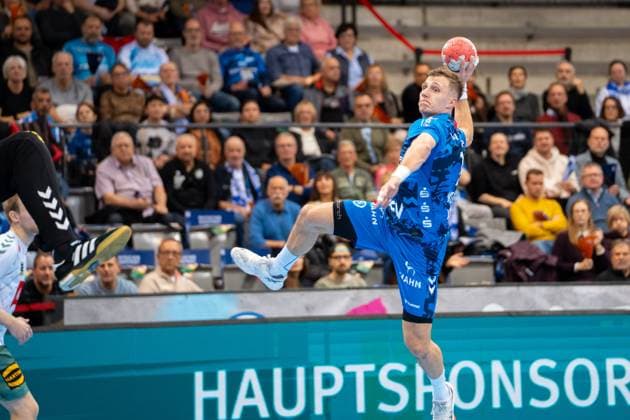 Handball I Men I Season 2025 2026 I Bundesliga I 13 Matchday I TVB Stuttgart GWD Minden I 20 11 2025 Simone Mengon 15, TVB Stuttgart im Wurf Stuttgart Porsche Arena Baden Württemberg Germany Copyright: xLobeca MaxxPetershansx